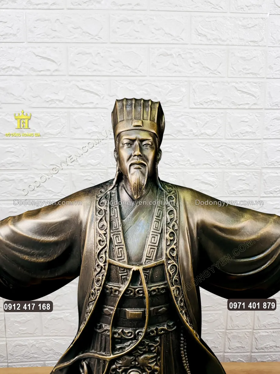 Gương mặt của Ng&agrave;i được chạm khắc sắc n&eacute;t